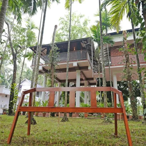 Serenity Villa and Treehouse, hotel en Lakkidi