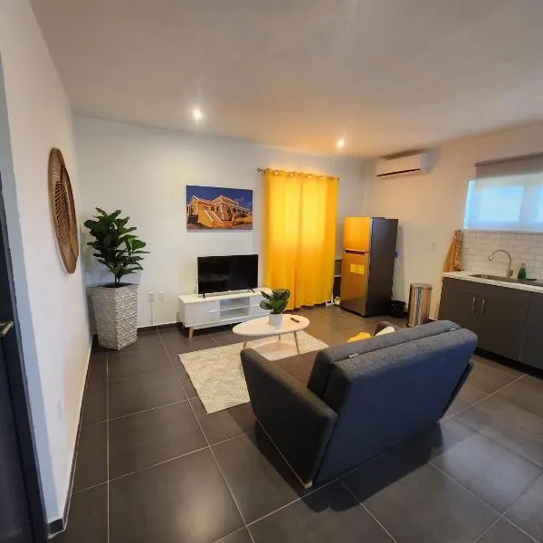 Modern sunshine yellow apartment with nature views, hotel v destinaci Willemstad