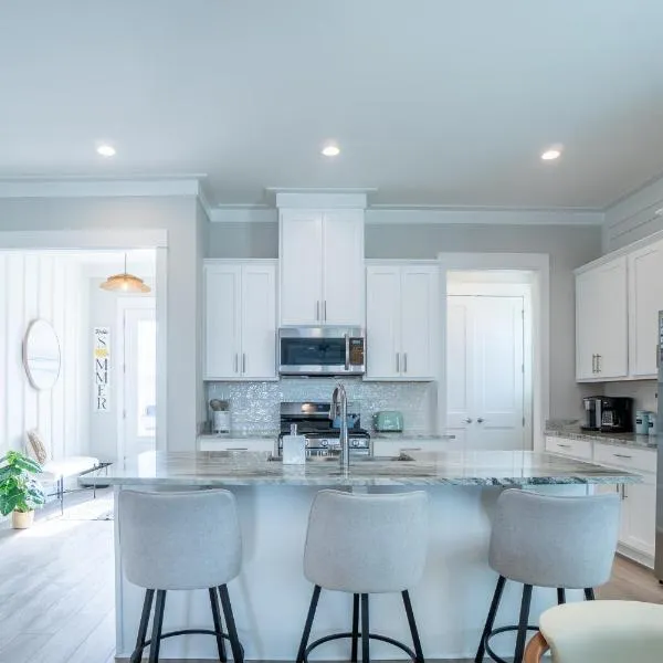 ~Spacious home near beach w/ game room and community pool~, hotel v destinaci Orange Beach