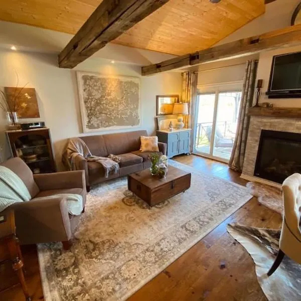 Gather-on-Trent, Your Private Waterfront Luxury Resort in Trent Hills, hotel in Campbellford