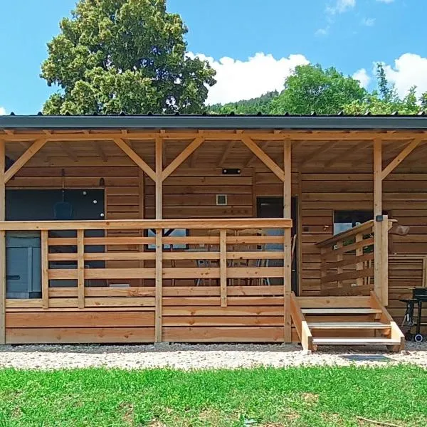 Mobil-home isolé avec jacuzzi - la Cubanière โรงแรมในGrandris