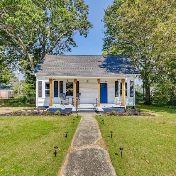 Updated Greenville Home with Backyard!, hotel v destinaci Greenville