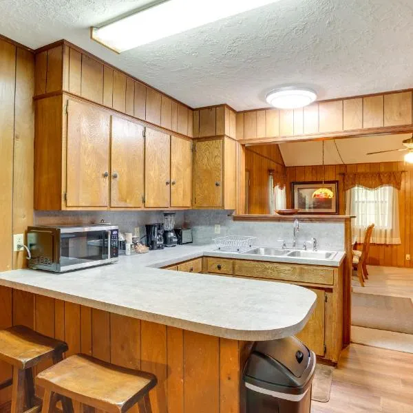 Cozy Oklahoma Retreat with Patio, Fire Pit and Grill!, hotel in Davis