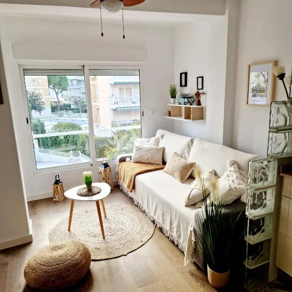 Cozy Rustic Home, готель у місті Плая-Побла-де-Фарнальс