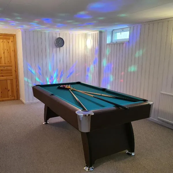 Villa for 10 persons with massage chair, sauna, billiard table and free electric vehicle station for electric cars, hotel v destinaci Hultsfred