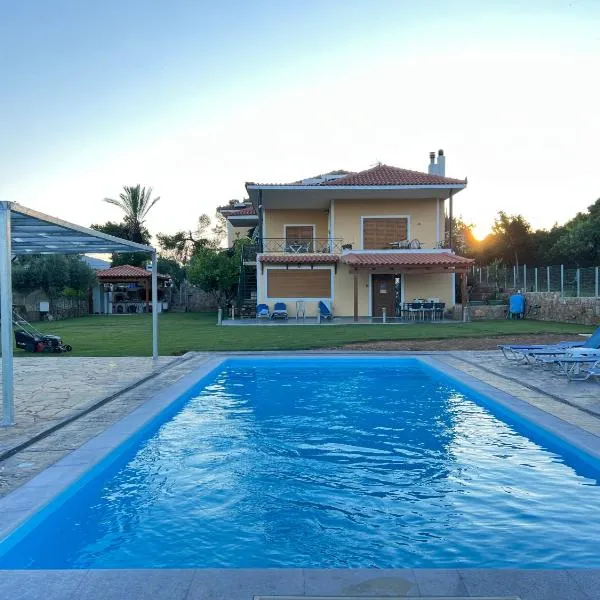 Athens Countryside resort with pool, hôtel à Pallíni