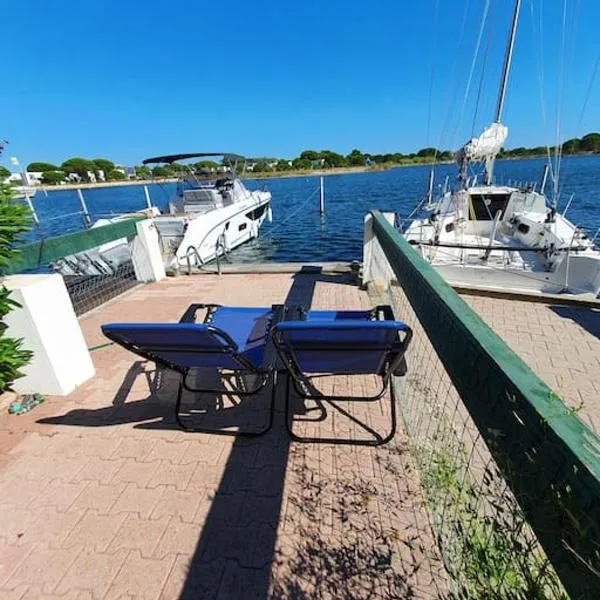 Marina La Plagette RDC appontement XL parking, hotel v destinácii Le Grau-du-Roi