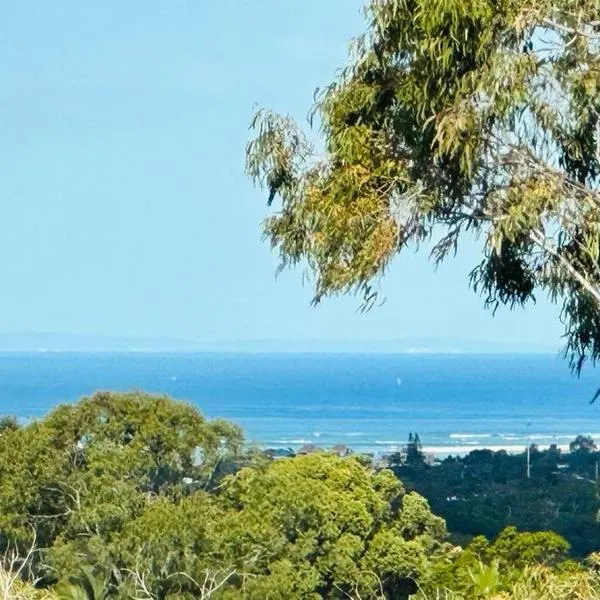 Ocean View 3 bedroom entire house central of Caloundra, Hotel in Caloundra West