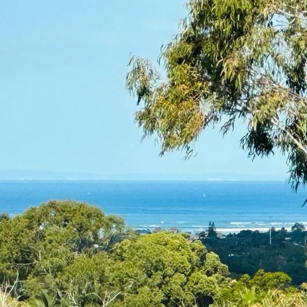 Ocean View 3 bedroom entire house central of Caloundra, hotel a Caloundra West
