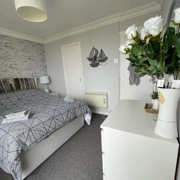 Villa - Sleeps 6 - Pets Ok - Pool - Parking、ローストフトのホテル