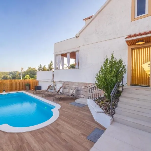 Villa Oasis with private pool, hótel í Milna