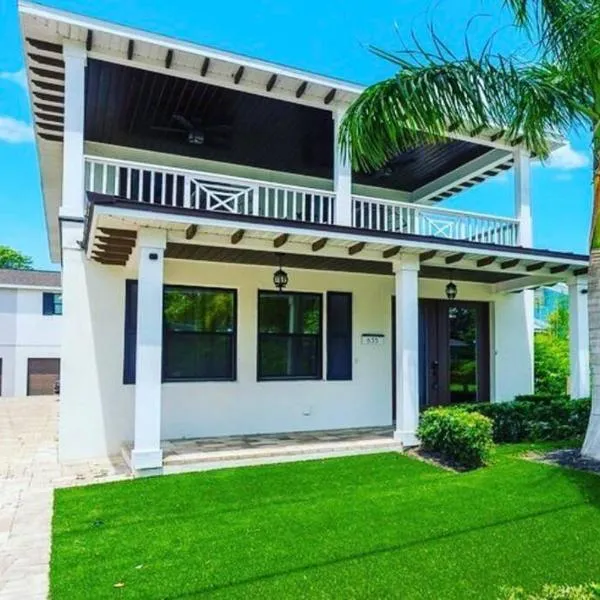 Beach Downtown-Family & Pet Friendly-Balcony & Garage-10 Acre Park with Pickleball, Tennis & Basketball-Lido Beach-Opera-Symphony-St Armands Circle, hotel u gradu 'Sarasota'