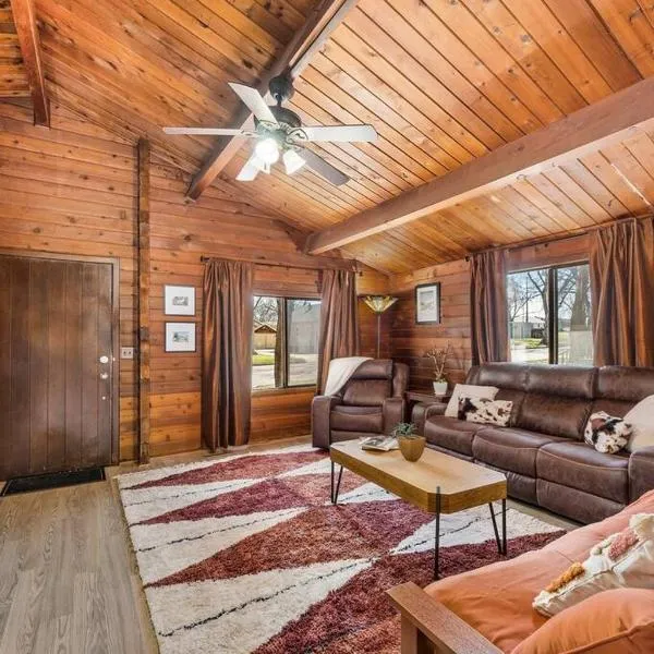 Cozy Copper Cabin Lodge, hotel in Sioux Falls