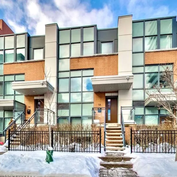 Home in Downtown, hotel in Toronto