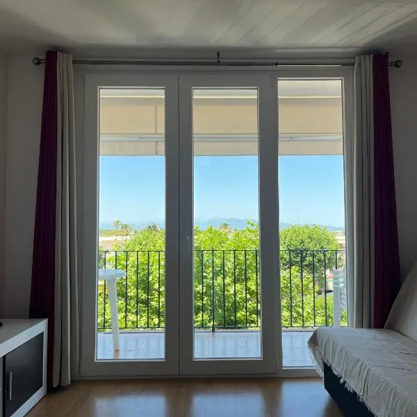 Bonito apartamento cerca del mar, khách sạn ở Empuriabrava