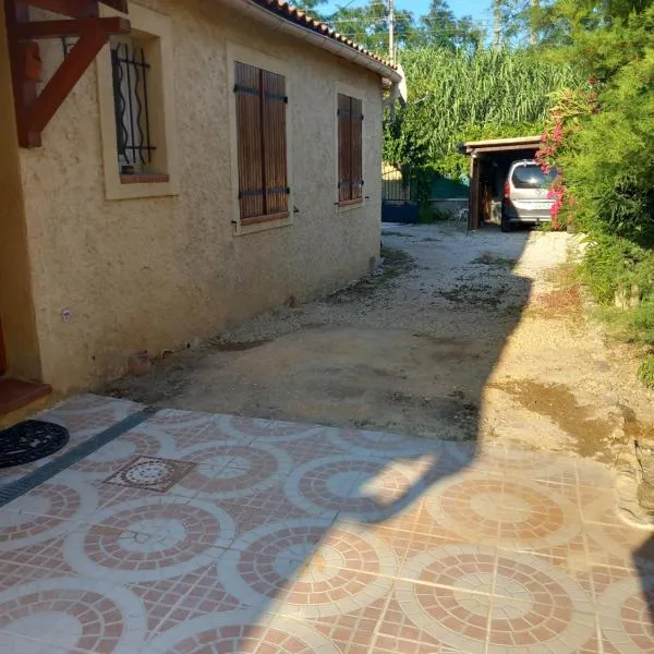maison individuellle provençale, hotel in Villeneuve-lès-Avignon