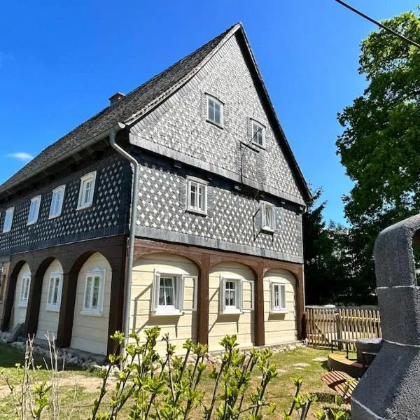 Wellness-Ferienhaus "Hexe" - Whirlpool, Sauna & 3 Bäder auf 237 qm, hotel en Großschönau