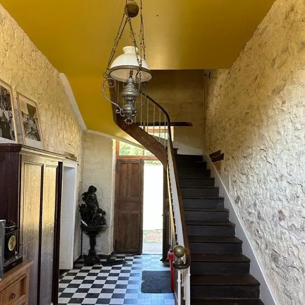 Ancien relais de chasse à 35 min du Circuit 24h du Mans, hotel in Le Lude