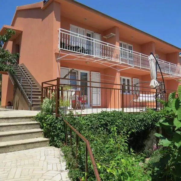 Apartment with 2 terrace, hotel in Cres