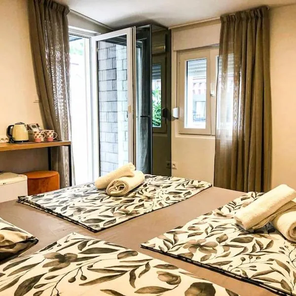 Omis apartment with balcony - near beach and town center、オミシュのホテル