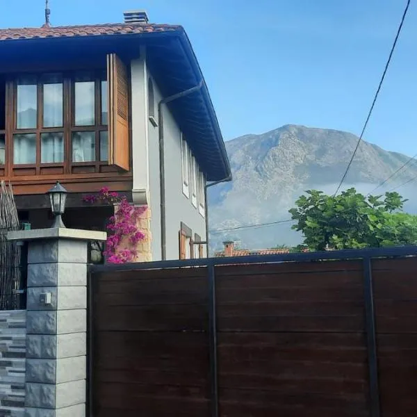 La casa de abajo, Hotel in Llanes