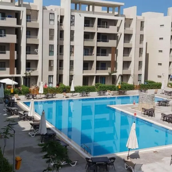شاليه للايجار 3 غرف مكيفات بقرية جراند هيلز الساحل الشمالى بإطلاله مباشره على البول, hotel Qaryat Shurūq városában