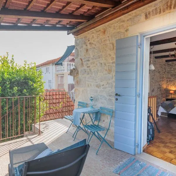 Traditional holiday house by the sea, hotel em Preko