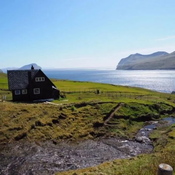 Unique and isolated cottage with stunning views, hotel in Leynar