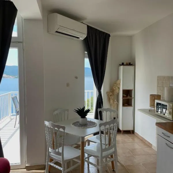 Apartmani Dalmatino, hotel em Komarna