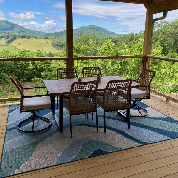 Blue Sky Cabin - Built in 2023 this 3 bed 2,5 bath home has gorgeous views, hotel v destinaci Grassy Creek