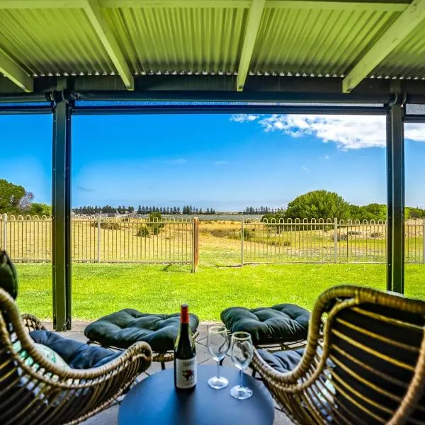 14 Excelsior Pde - BYO Linen - Pets Negotiable - Waterviews, hotel in Hindmarsh Island