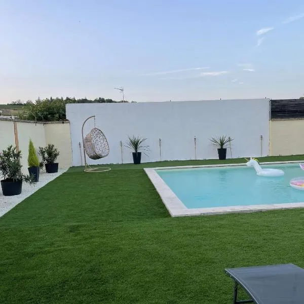 Maison 4 personnes avec grande piscine et jacuzzi、カスティヨン・ラ・バタイユのホテル