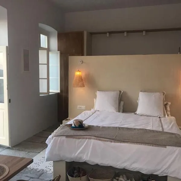 Boho luxury studio in Kali Strata, khách sạn ở Đảo Sými