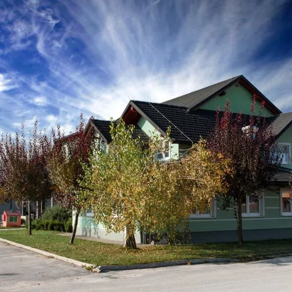 Rooms En Krajcar, hotel di Cerknica