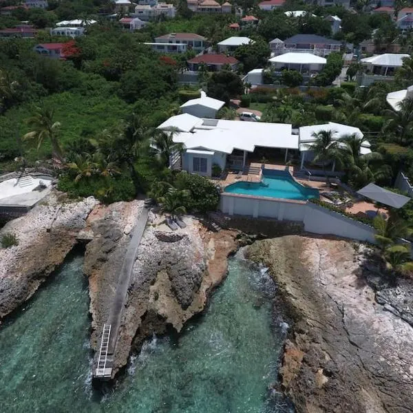 Ocean front villa, pool, private ocean snorkeling, hotel v destinaci Simpson Bay
