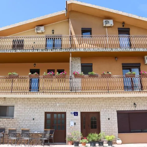 Rooms Marija - rooms with pool, hotel in Donja Tijarica