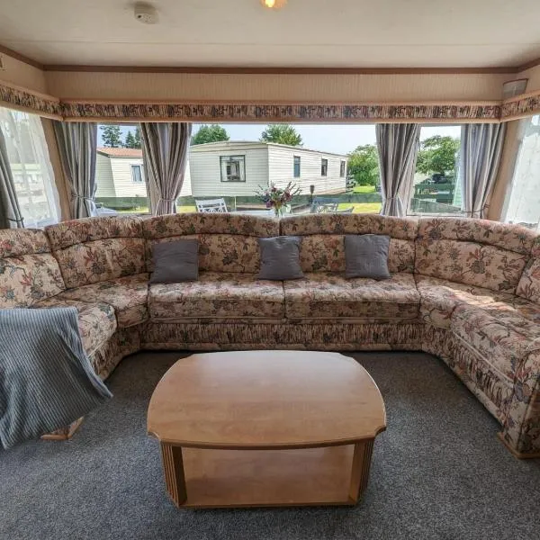 30 Glenfinart Caravan Park, hotel in Dunoon