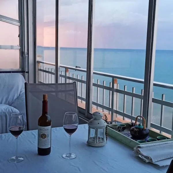 BLUE DOUBLE PRIVATE ROOM AT FRONT BEACH - HABITACION DOBLE en la playa, hotel in Benifairó de Valldigna