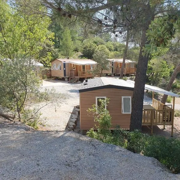 Camping le Cézanne Montagne Sainte-Victoire, hotel v destinaci Puyloubier
