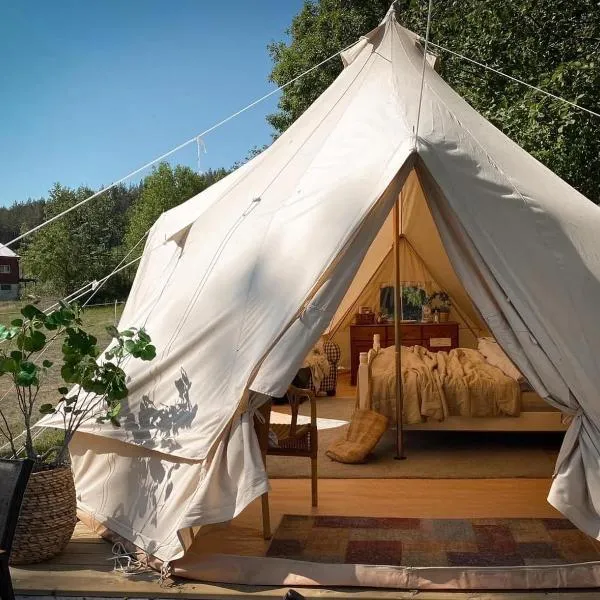 Idyllisk glamping rett ved elven, hotel v destinaci Skien