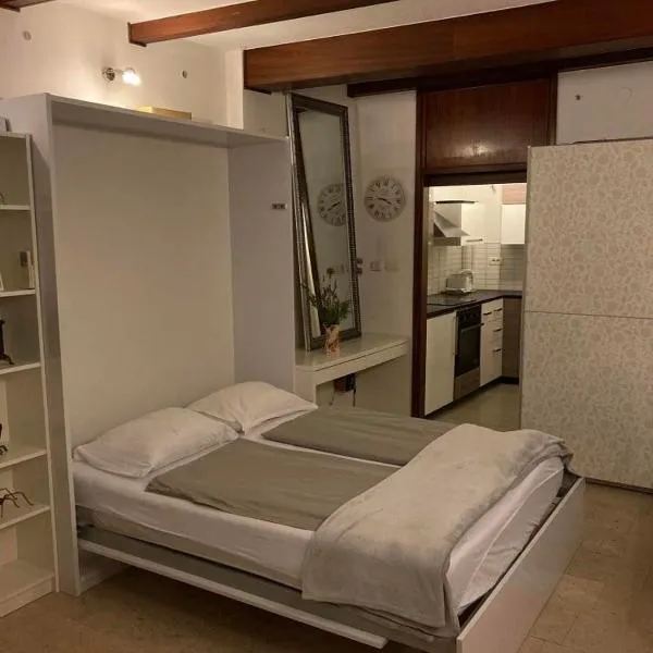 COSY APARTMENT FILIP IN THE HISTORICAL OLD TOWN: Koper şehrinde bir otel