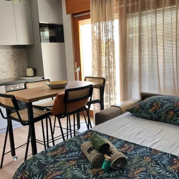 Omis - nice studio apartmant for 2, balcony, sun and beach, ξενοδοχείο σε Omiš