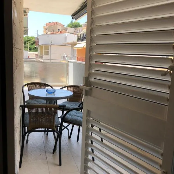 Omis - private Ensuite room with balcony - hotel style, hotel Omišban