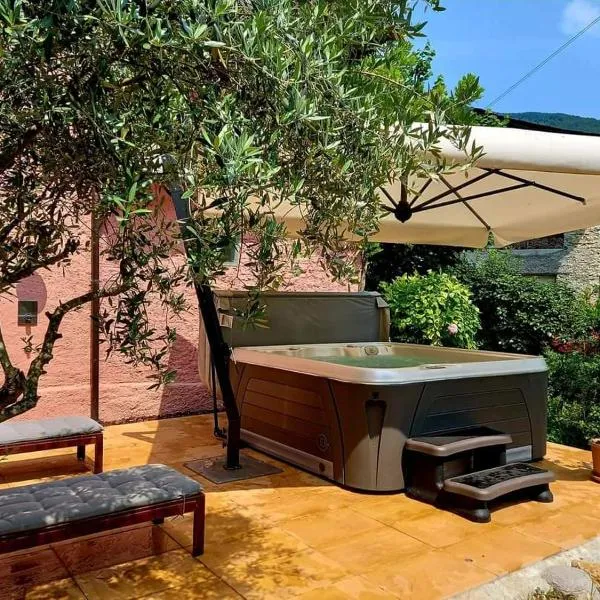 La Casa Rosa di Segusino with SPA Jacuzzi in garden, hotel in Segusino