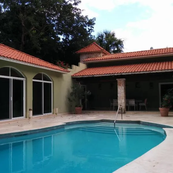 Casa Beard, Spacious Guest House with High Speed WiFi & Pool., hotel v destinaci Playa del Carmen