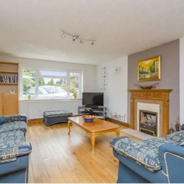 Spacious 5 Bedroom 11 Guest Family House in Horsham, hotel in Roffey