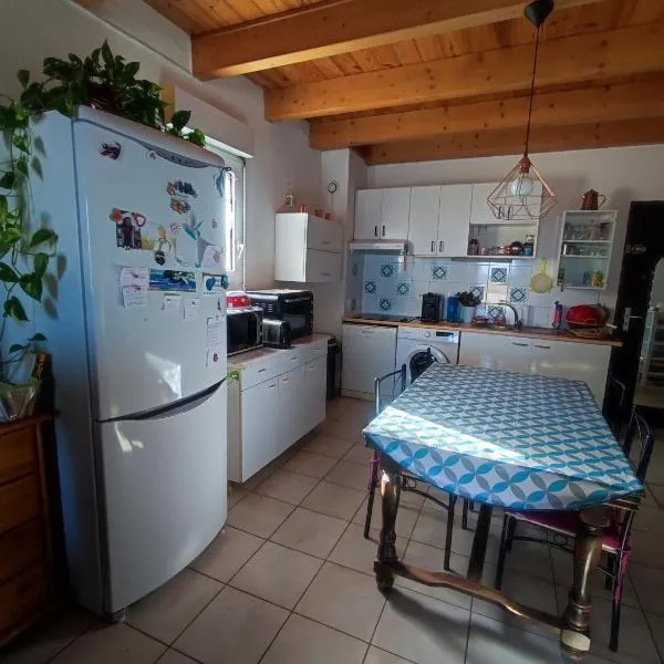 A 5 mn à pied de la mer, piscine ,tennis, paillote, מלון בסרביון