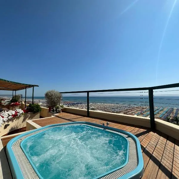 Piccadilly Penthouse with Jacuzzi, hotel a Lido di Camaiore