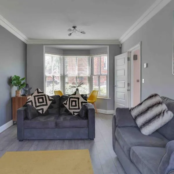 Elizabeth II Five Bedroom Spacious Home, hotel in Bocking Churchstreet