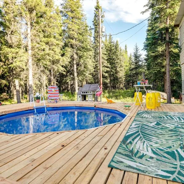 Delta Junction Rental with Shared Pool and Hot Tub!, hotel v destinaci Delta Junction